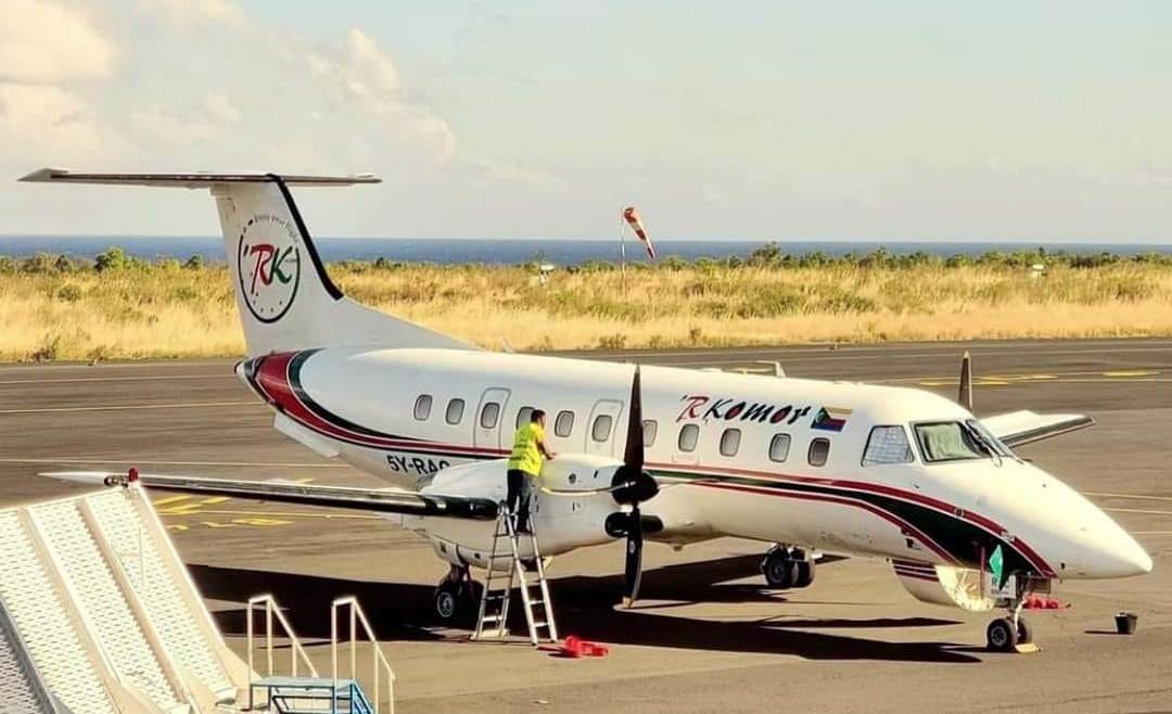 image Panne de l’avion R Komor :  Pour la compagnie, il s’agit d’un « pneu crevé »