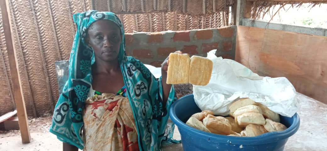 image Des femmes abandonnent leur boulangerie pour l’extraction de sable marin