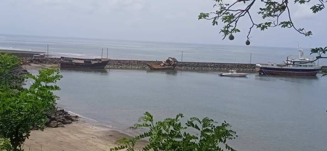 image Des épaves de bateaux polluent le littoral de Bangoma