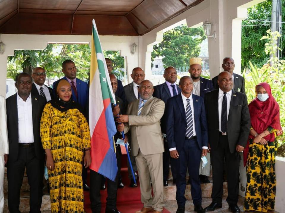 image CAN 2021: A J-4, le président Azali remet le drapeau à la délégation officielle