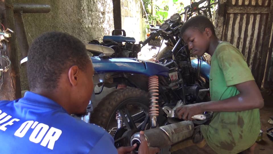 image Réparation des motos, une activité en plein essor à Mohéli