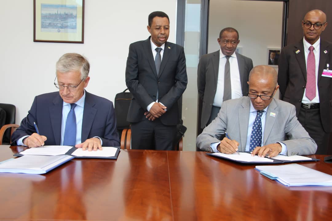 image Le ministre Mze Abdou Chanfiou et l’Ambassadeur de l’UE auprès de l’OMC ont signé l’accord à Genève.