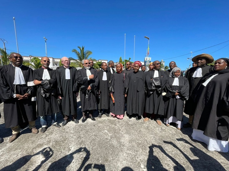 image Refoulés du palais de la justice, les avocats battent le pavé