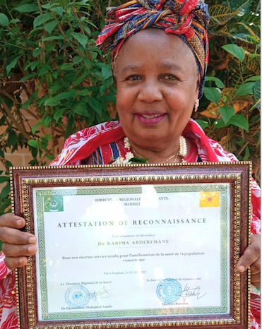 image Dr Karima, la première femme médecin du pays a été honorée après 33 ans de carrière