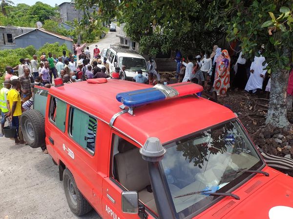 image Ils sont conduits à la police en venant de Mohéli