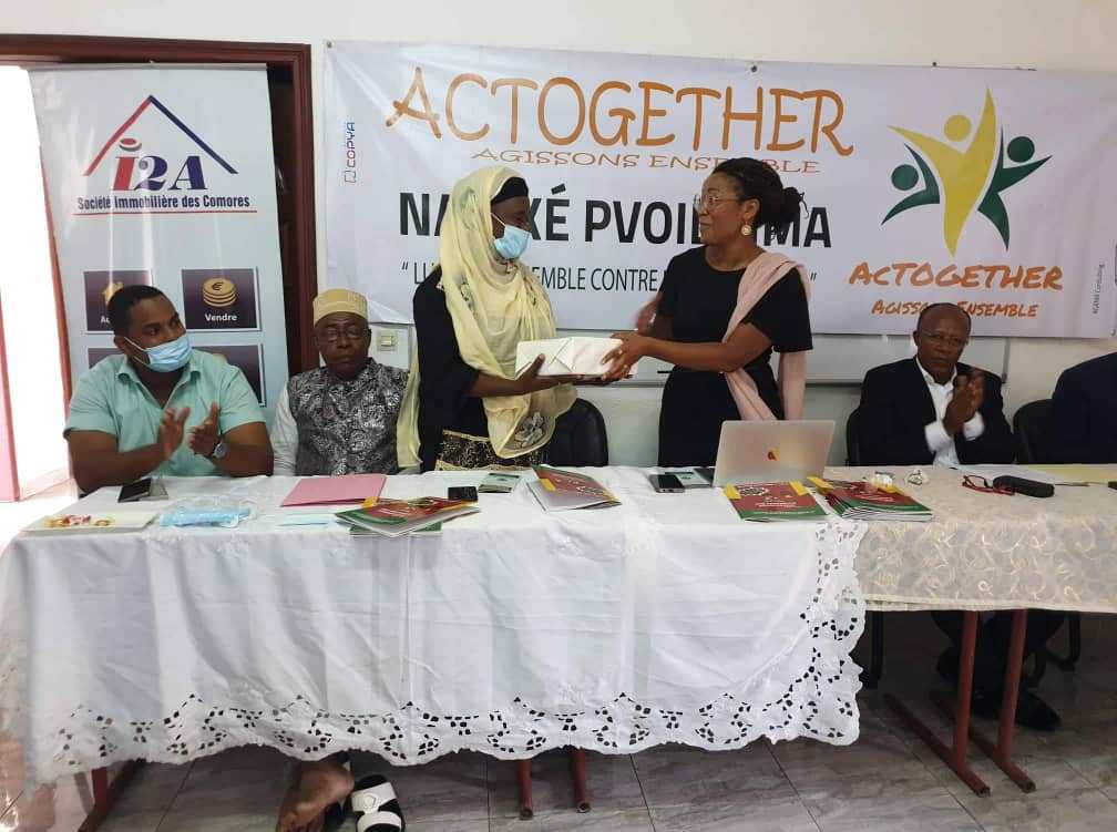 image Le collectif Ac-Together a remis des manuels pédagogiques au ministère de l'Éducation