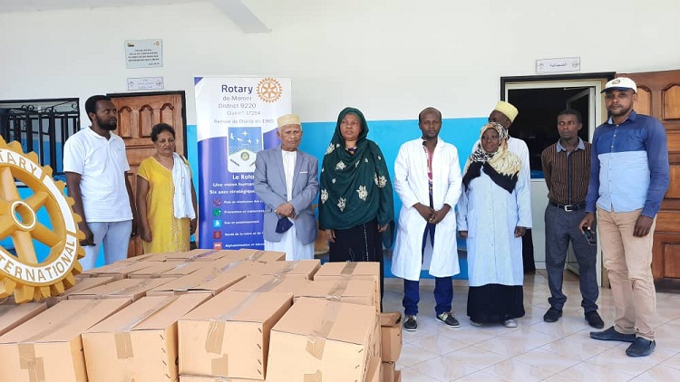 Rotary club octroie 300 cartons d’eau potable à trois centres de santé de Oichili-Dimani