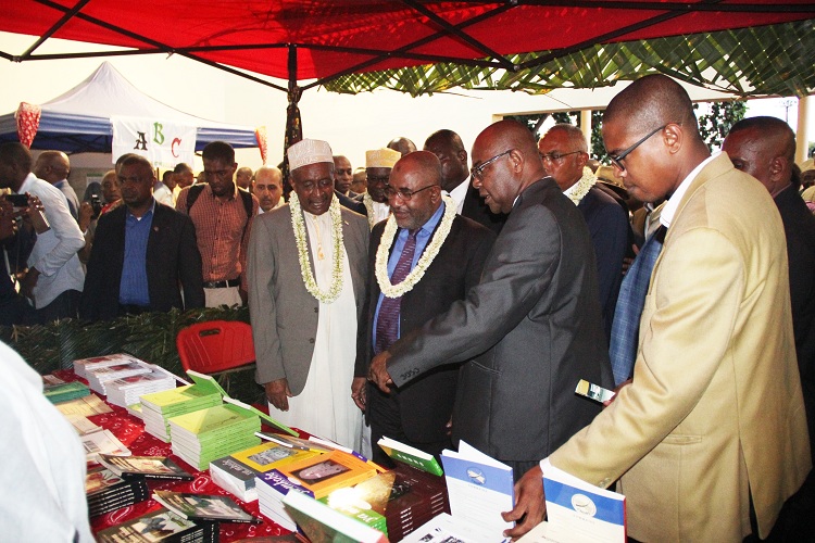 image Lancement du 1er Salon du livre des Comores / Le Président Azali annonce la mise en œuvre des accords de Florence