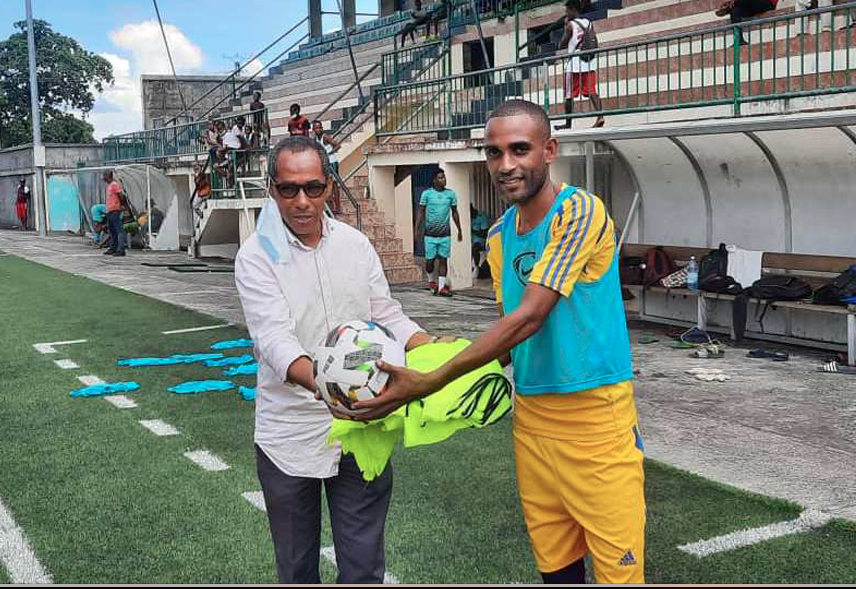 Sport: Ahmed Keldi remet du matériel sportif à Rapide Club