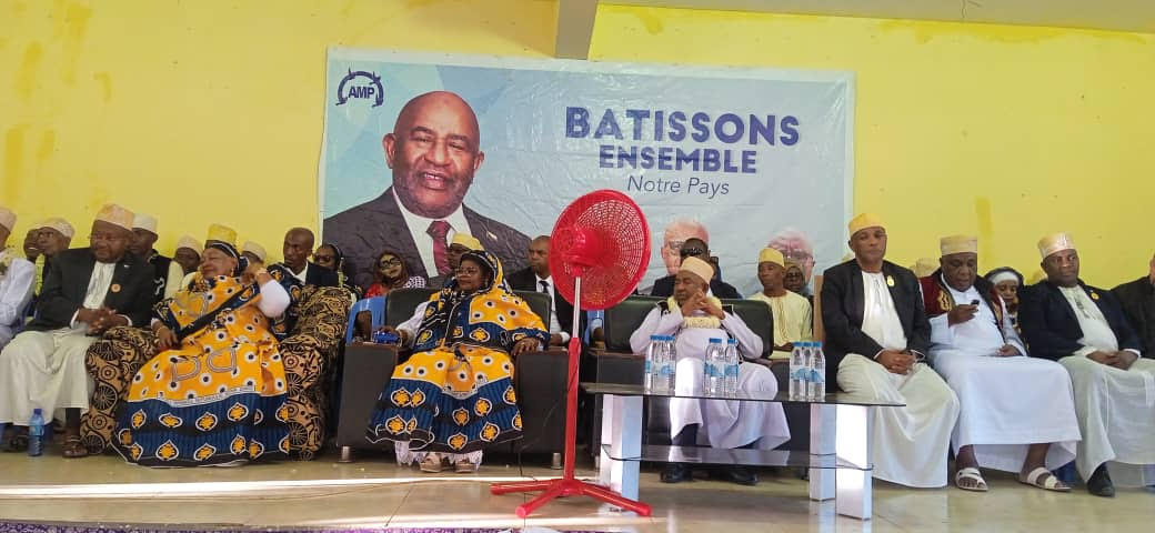 Azali en visite à Djoiezi « Le président n’est pas mauvais, c’est son entourage »
