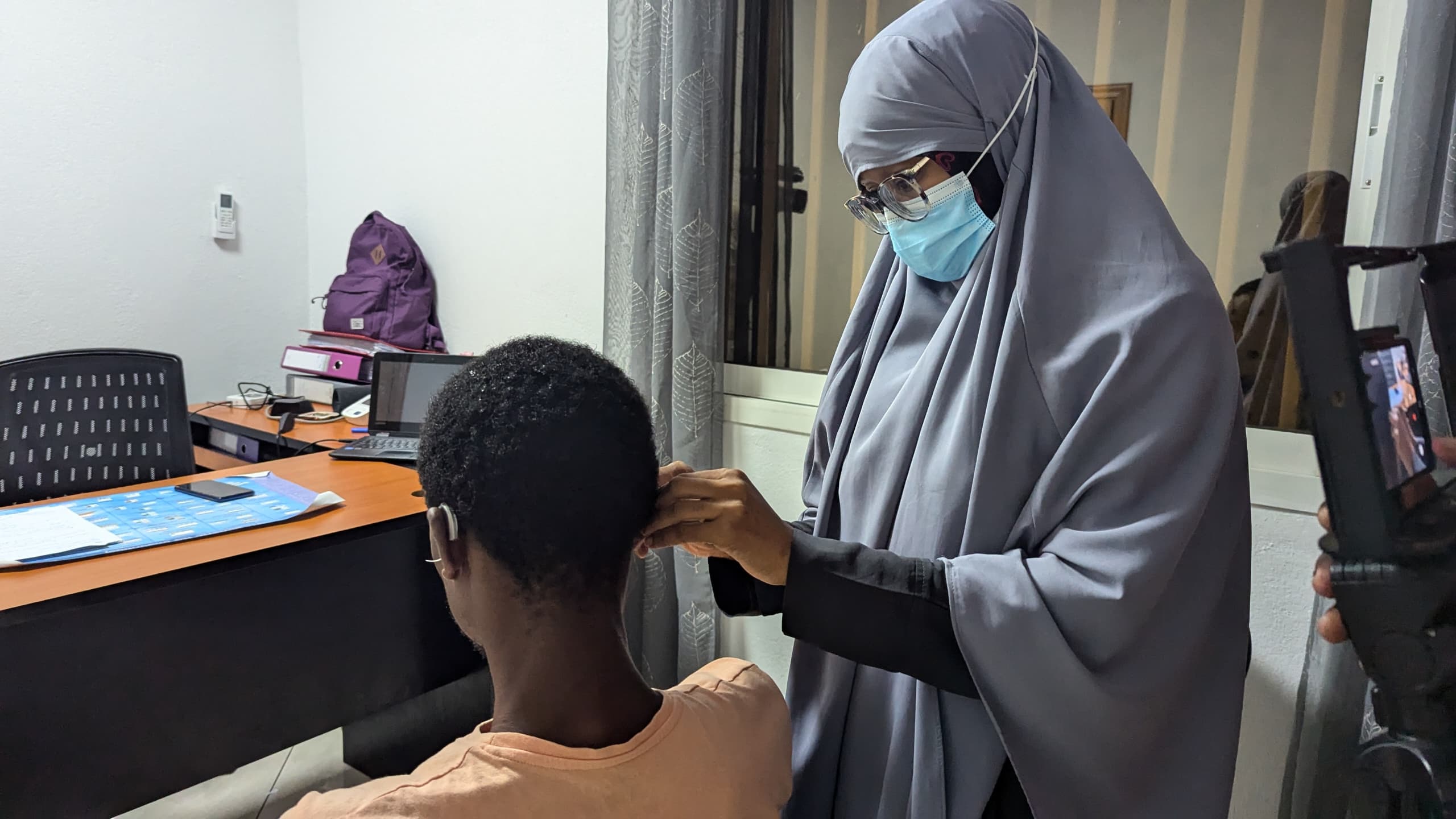 Un patient malentendant appareillé aux Comores