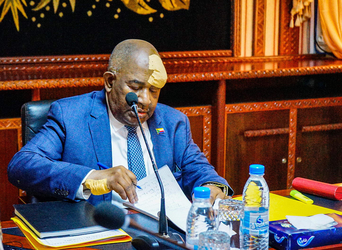 Azali apparaît en public avec un pansement au front