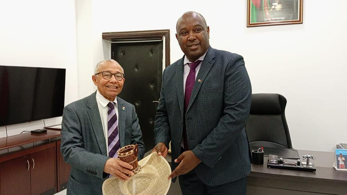 image Jeux des Iles 2027 : L’Ambassadeur Elyachroutu reçu par le ministre des sports