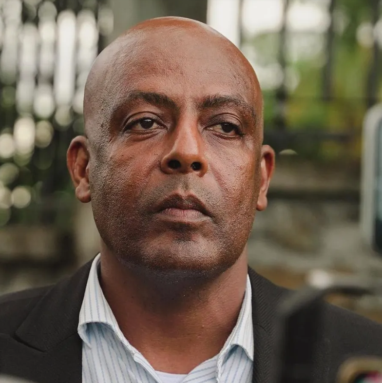 image Le patron du football comorien en mode double