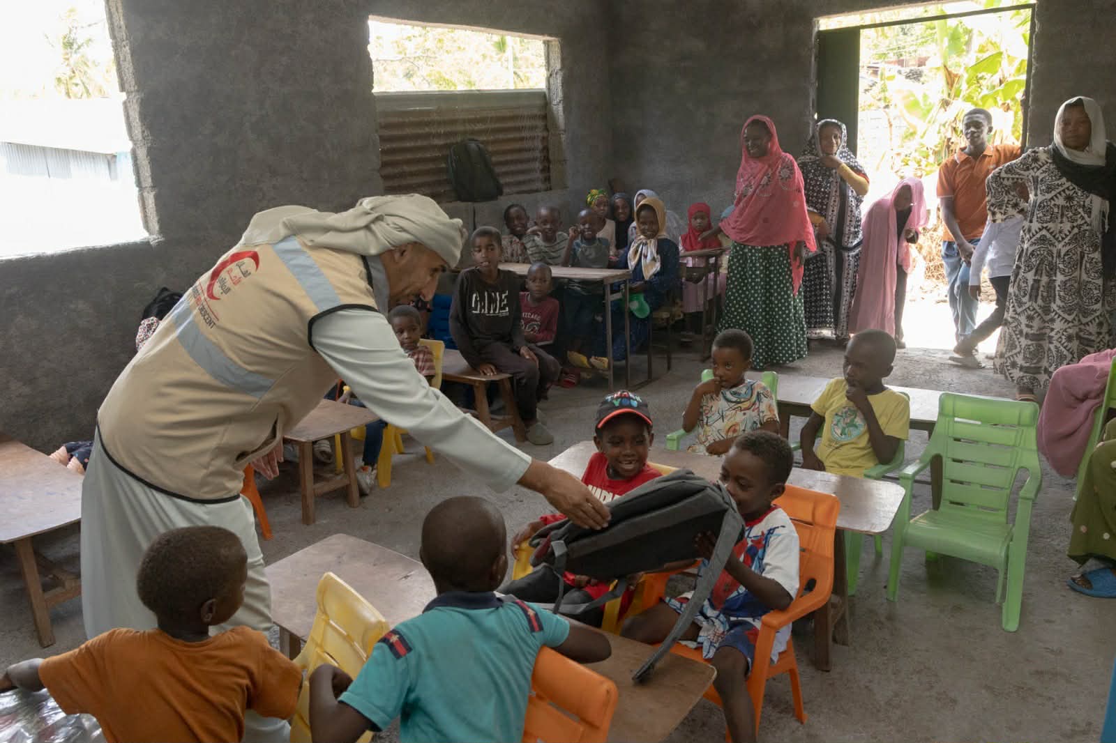 image Acte de charité : L’ambassade des Émirats distribue des cartables scolaires
