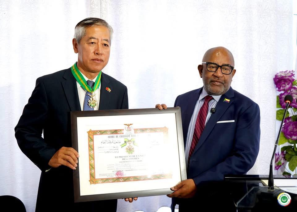 image L’ambassadeur Guo Zhijun élevé au grade de Commandeur du Croissant Vert