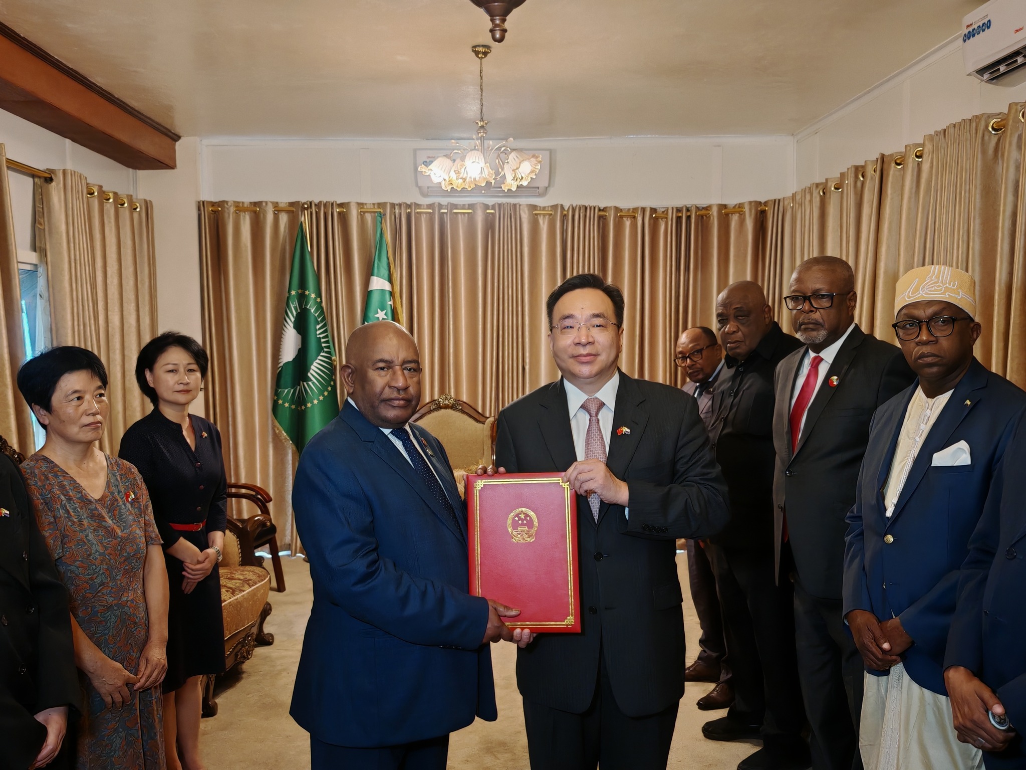 image Nouvel ambassadeur de Chine aux Comores : Huang Zheng a présenté ses lettres de créance au président Azali