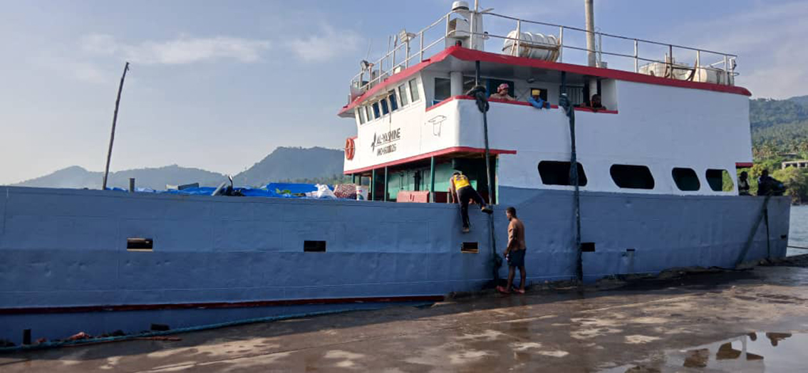 image Transport maritime inter-îles:  Al-Yasmine immobilisé à Bangoma avec passagers et marchandises à bord