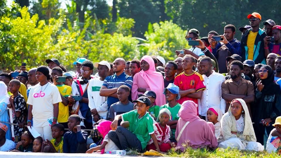 Discours du 6 juillet :  Entre adhésion institutionnelle et attentes persistantes du public