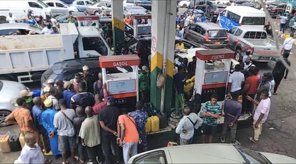 image Conflit au Moyen-Orient :  A Moroni, ruée vers les stations à essence