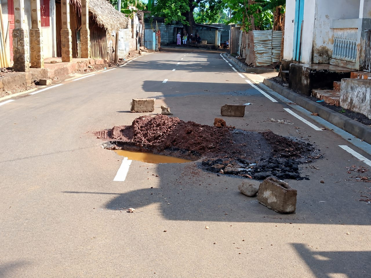 image Routes éventrées à Mohéli : Le bitume manque après les travaux de la SONEDE