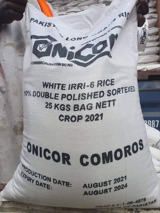 Le riz et les ailes de poulet abondants sur le marché