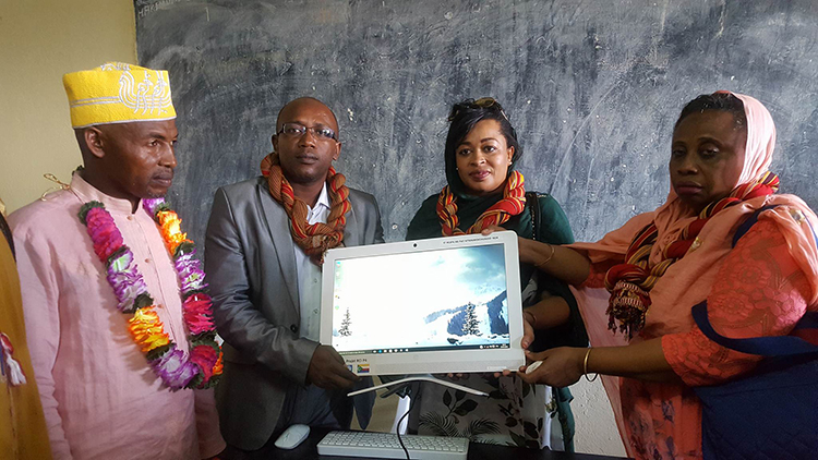 image Nouvelles technologies/ Ntsinimoichongo doté de 10 ordinateurs par le projet Rcip4