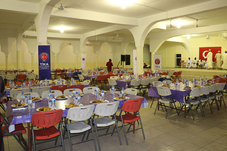 Société  / TIKA partage les repas de l’iftar au foyer d’Iroungoudjani