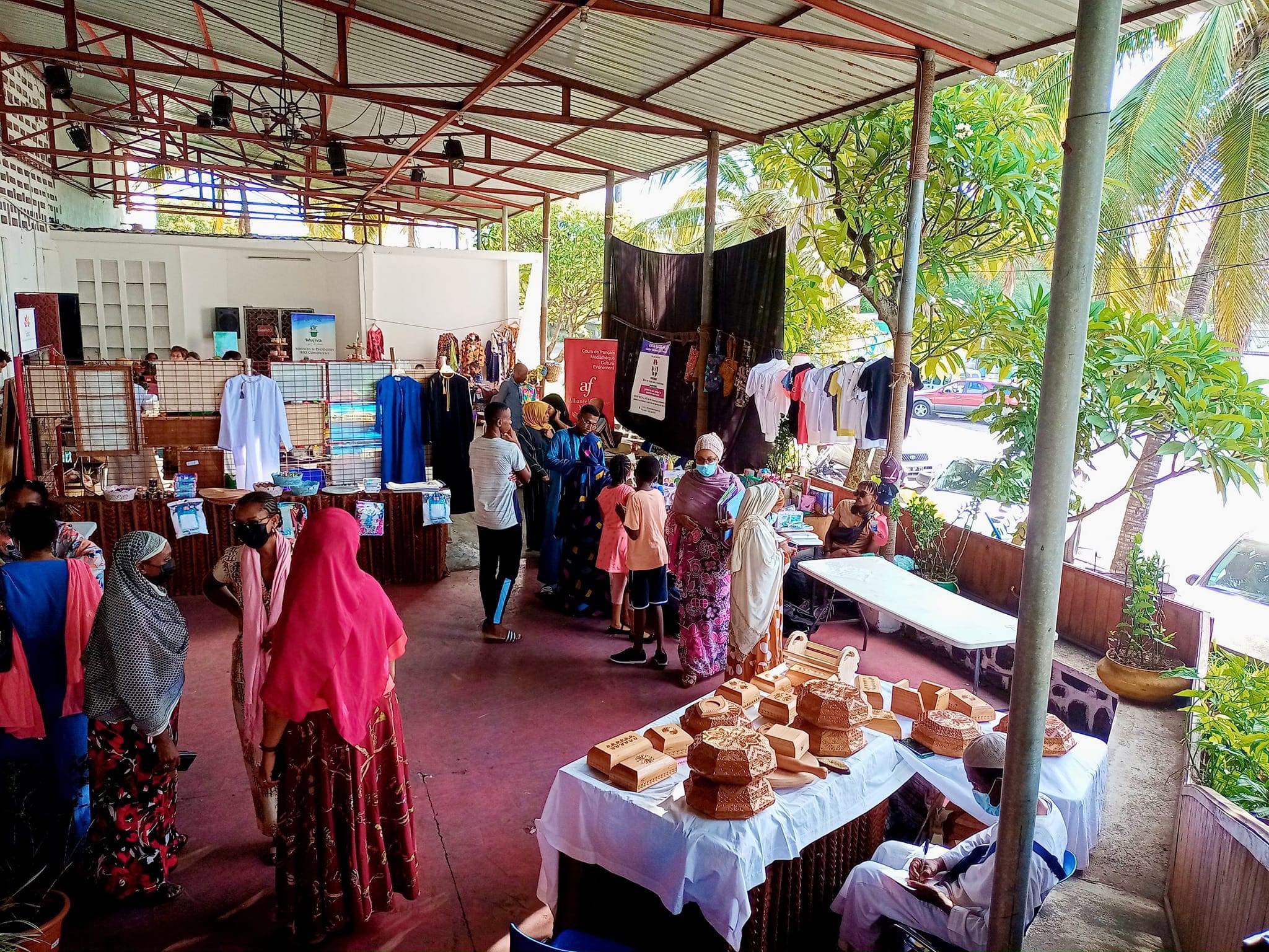 image Deuxième édition du marché de fin d’année : Une variété de produits exposés à l’Alliance