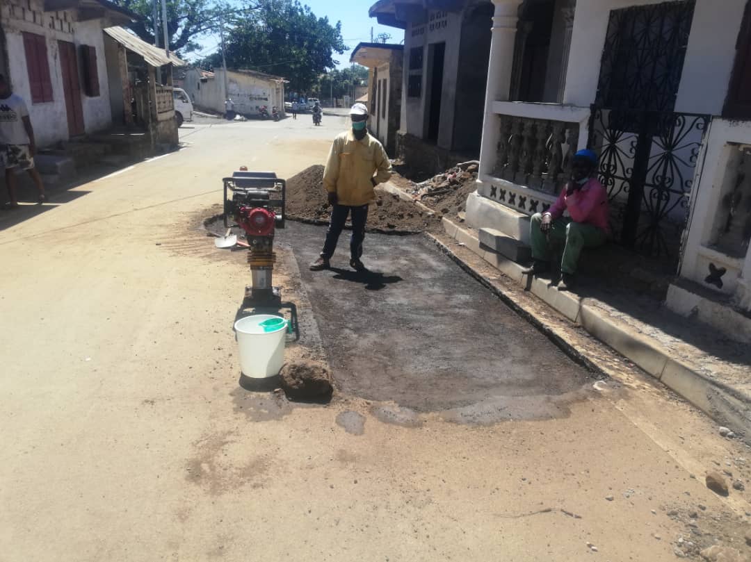 image L’enrobage de Fomboni est compromis par l’eau du réseau