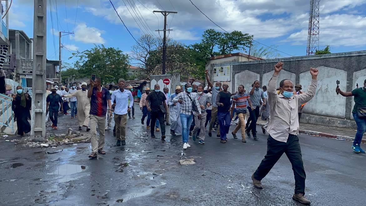 image Mabedja a bravé l’interdiction en tenant sa manif de Moroni