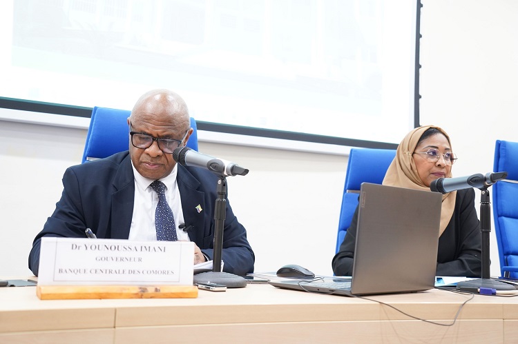 image Banque centrale des Comores Devant la presse, le gouverneur Younoussa présente le rapport 2022