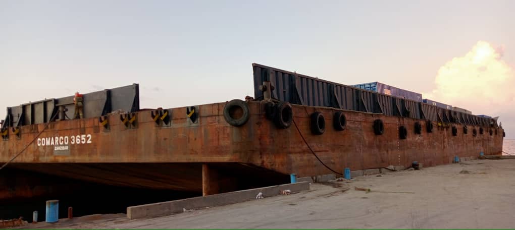 image Un remorqueur de chaland transportant des engins échoué pendant 5 jours