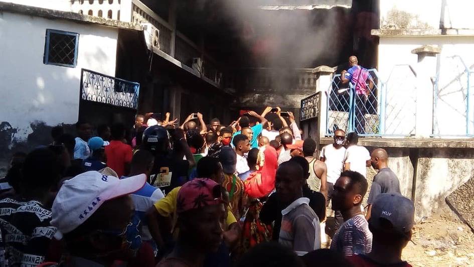 image L’ancien bâtiment de Comores Télécom-Mutsamudu en feu