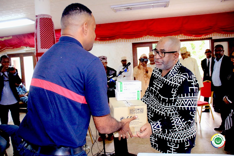 image Un lot de matériel de protection remis aux autorités sanitaires d’Anjouan